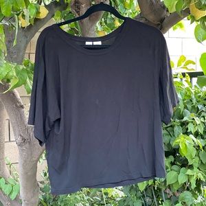 Black mid-sleeve shirt.